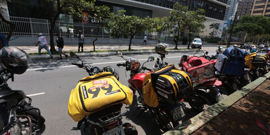Municípios devem regulamentar serviço de mototáxi em SP, diz proposta 