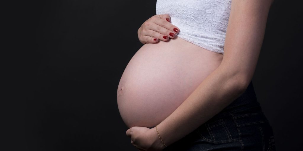 Brasileiras estão tendo menos filhos e adiam maternidade, diz Censo