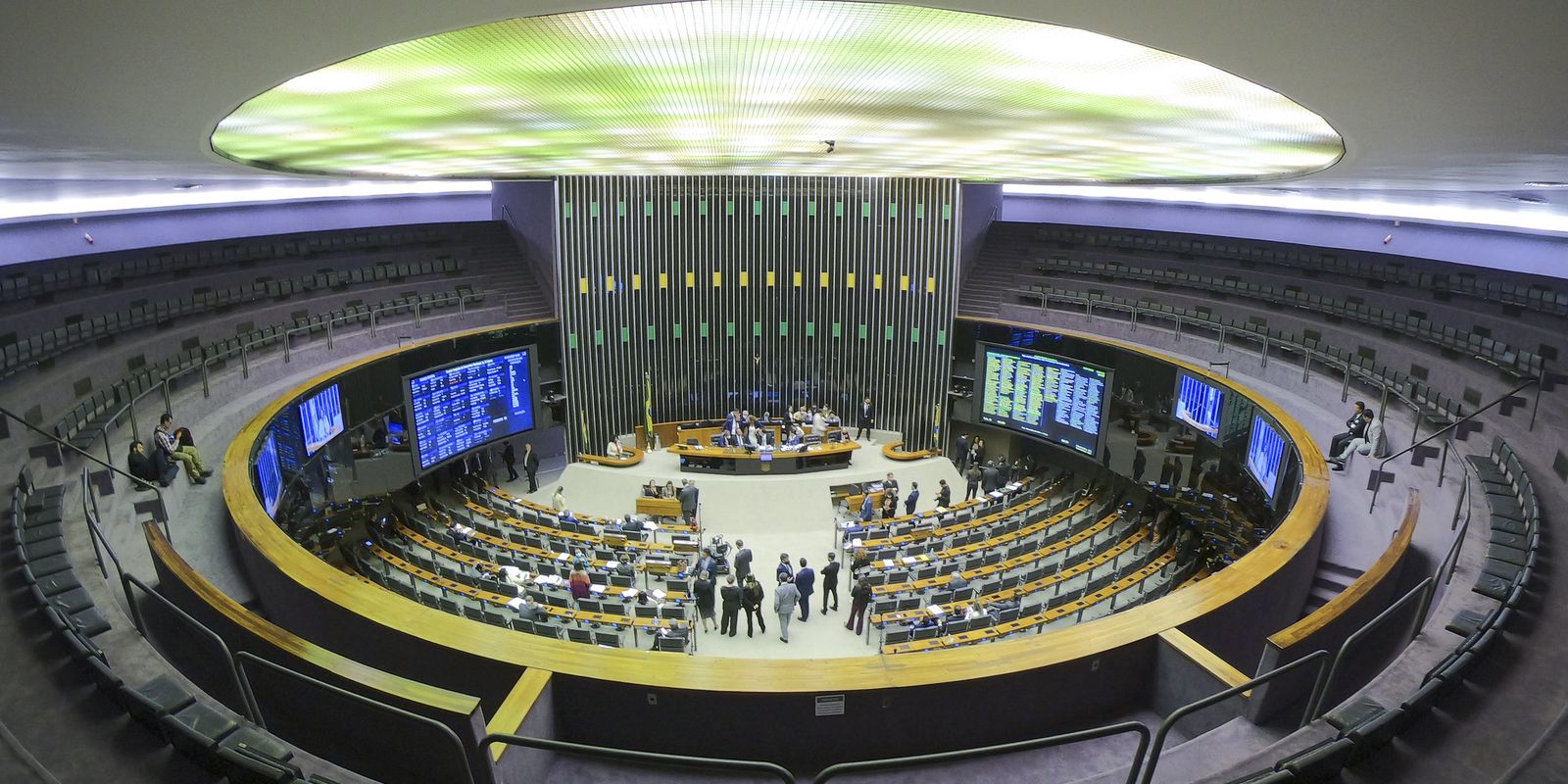 Especialistas veem manobra jurídica em decisão da Câmara sobre golpe