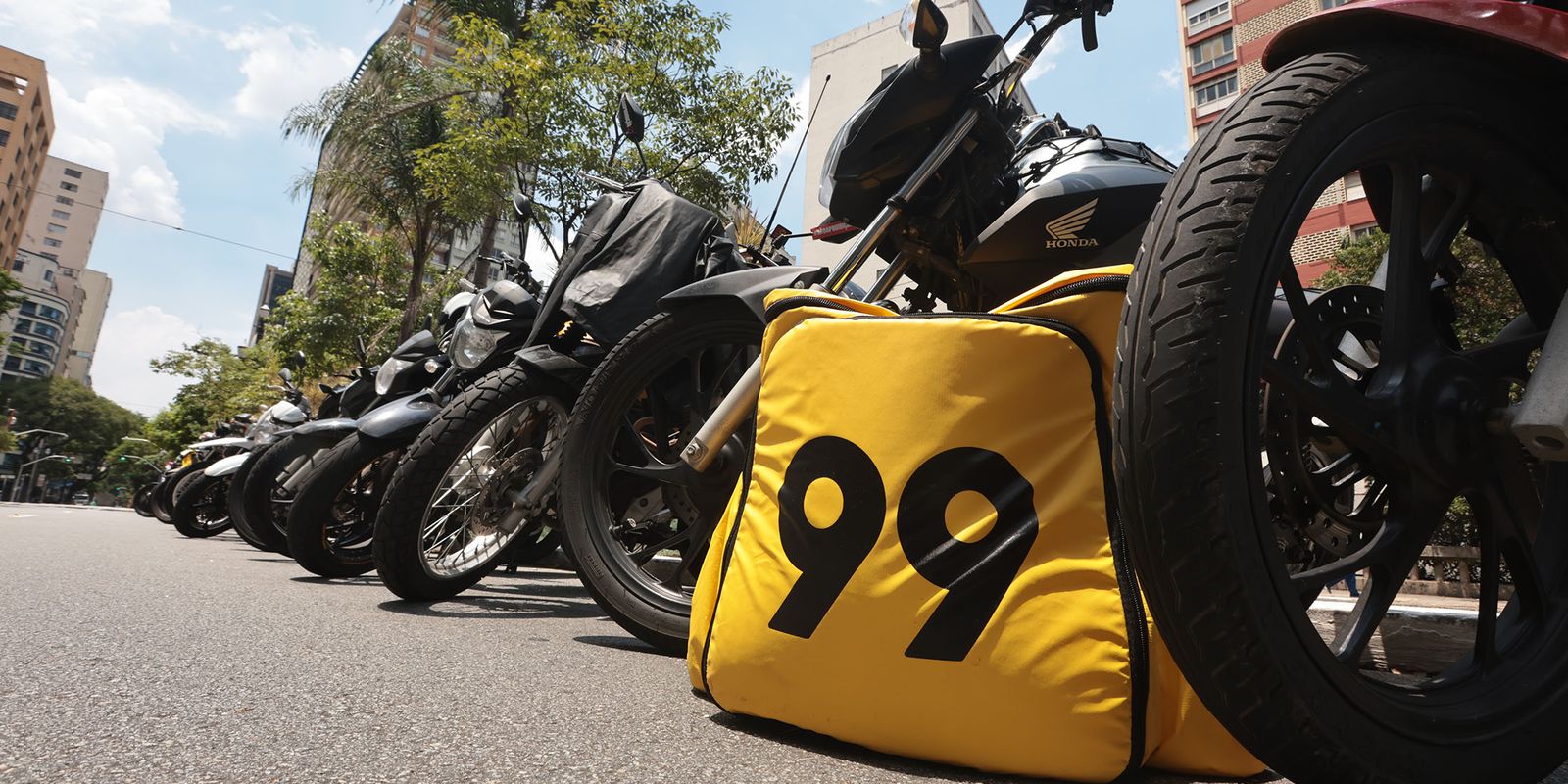 Procon-SP investiga Uber e 99 por oferta de mototáxi após proibição