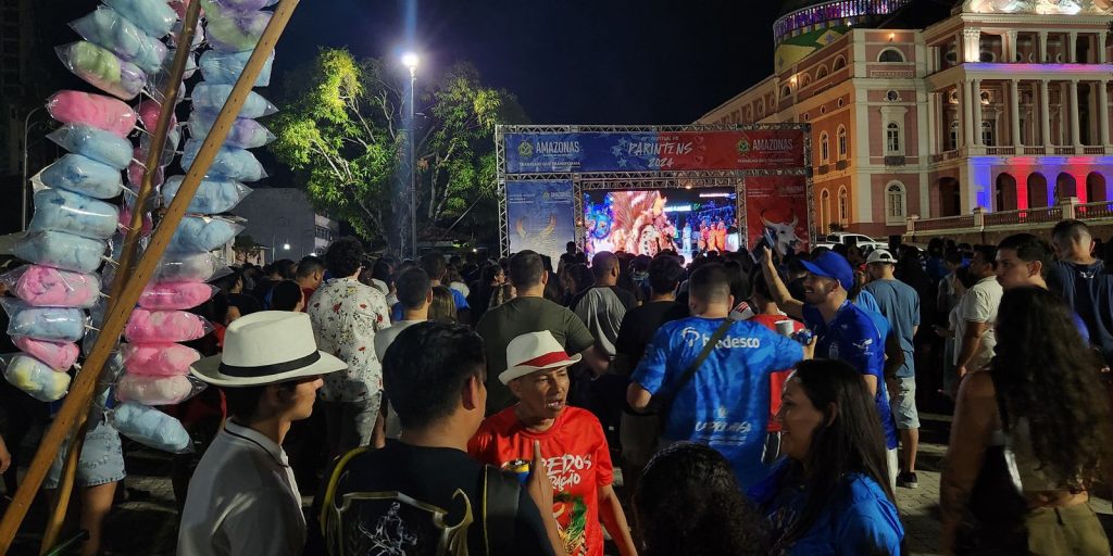 Festival de Parintins vai até domingo com bois Caprichoso e Garantido