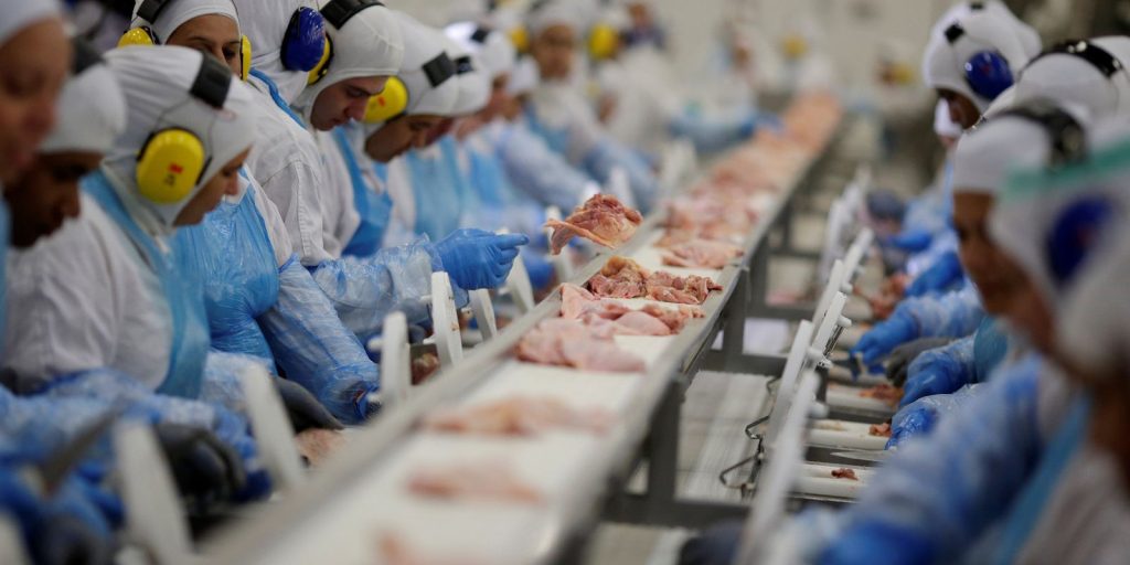 Indústria criou mais de 910 mil empregos em quatro anos, aponta IBGE