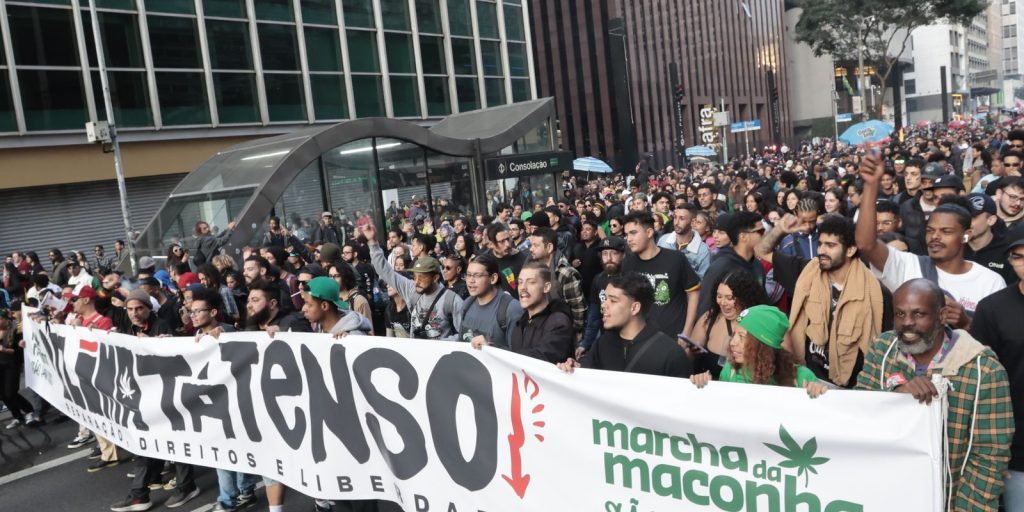 Marcha da Maconha reúne público contra repressão ao uso e legalização