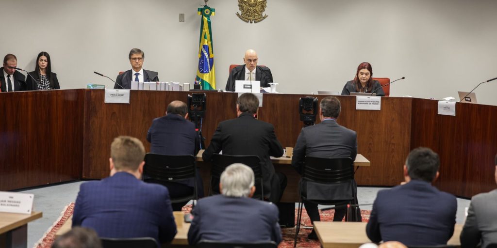 Moraes revoga proibição de réus da trama golpista de manterem contato