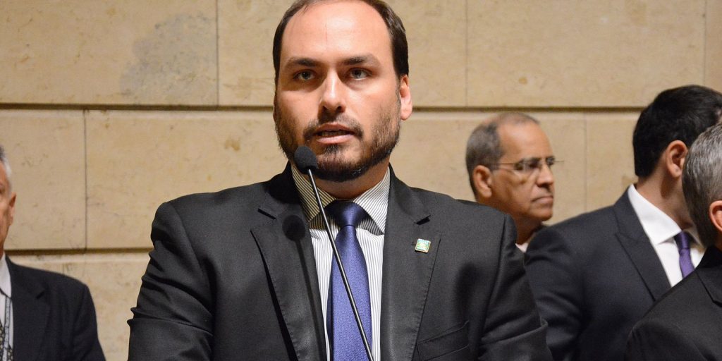 PF diz que Bolsonaro e Carlos integravam organização criminosa na Abin