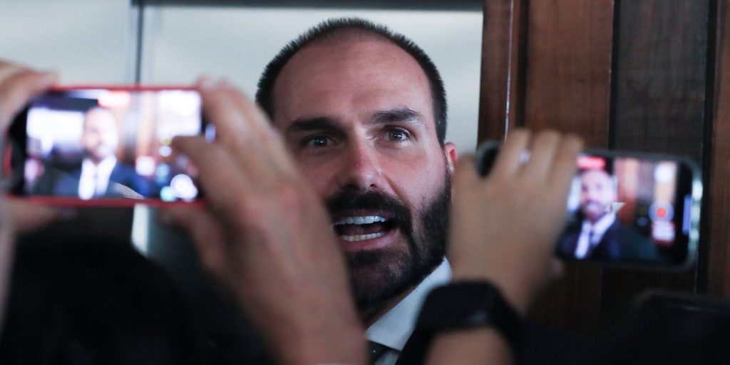 Moraes prorroga inquérito que investiga Eduardo Bolsonaro